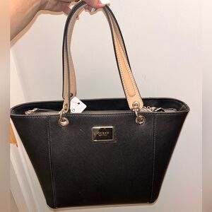 Guess purse , tags on , never worn